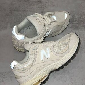 New Balance Sneakers // 2002R